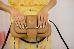 背Prada包包的女孩,從來不在乎流行